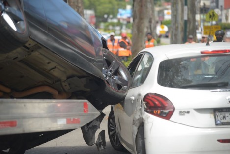  No hubo lesionados aunque la conductora del auto color blanco tuvo crisis nerviosa. Otro vehículo estacionado resultó dañado. La circulación se redujo a un carril frente a oficina de Movistar.