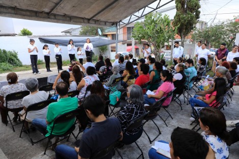 Con el fin de compartir el conocimiento y talento cultural que existe en Xalapa, este jueves se desarrolló en el Centro Comunitario Casa Blanca una presentación musical con la que se clausuró el curso Educa con música, a cargo del maestro David Rosado y alumnos que participaron en esta experiencia educativa. 