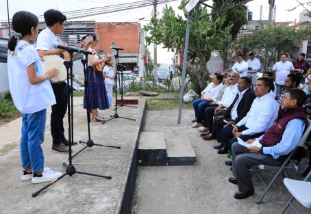 Durante el evento al que asistió el presidente municipal Ricardo Ahued Bardahuil, se explicó que se trata de un músico invidente que se acercó al Ayuntamiento y ofreció impartir este taller, por lo que a través de las direcciones de Desarrollo Social y Educación, se le dieron las facilidades para ello. En estas clases de iniciación musical que, fueron gratuitas, participaron niñas y niños 10 y 11 años; de 12 a 17, además de adultos.