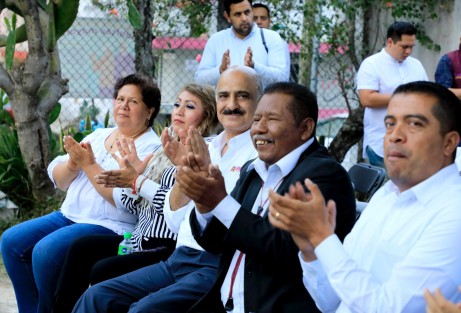 Durante el evento al que asistió el presidente municipal Ricardo Ahued Bardahuil, se explicó que se trata de un músico invidente que se acercó al Ayuntamiento y ofreció impartir este taller, por lo que a través de las direcciones de Desarrollo Social y Educación, se le dieron las facilidades para ello. En estas clases de iniciación musical que, fueron gratuitas, participaron niñas y niños 10 y 11 años; de 12 a 17, además de adultos.