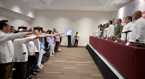 El gobernador Cuitláhuac García Jiménez tomó protesta a 36 alcaldes representantes de 18 regiones, durante la primera sesión ordinaria de la Conferencia Estatal de Seguridad Pública Municipal, en la que dio a conocer los índices delictivos y exhortó a mantener un trabajo coordinado, focalizado en la prevención de conductas ilícitas.