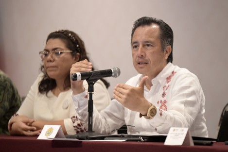 El gobernador Cuitláhuac García Jiménez tomó protesta a 36 alcaldes representantes de 18 regiones, durante la primera sesión ordinaria de la Conferencia Estatal de Seguridad Pública Municipal, en la que dio a conocer los índices delictivos y exhortó a mantener un trabajo coordinado, focalizado en la prevención de conductas ilícitas.