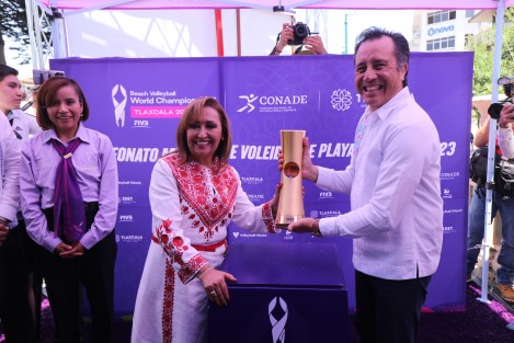 En el parque Juárez, el gobernador Cuitláhuac García Jiménez recibió a su homóloga de Tlaxcala, Lorena Cuéllar Cisneros, juntos develaron el trofeo que será entregado a los finalistas del Mundial, el cual por primera vez llega a Latinoamérica. 