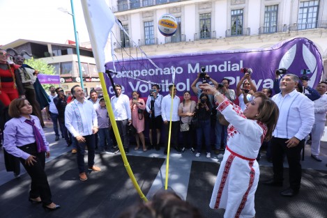 Luego del acto protocolario y mensajes a medios, los mandatarios y autoridades hicieron un recorrido por la exhibición cultural de Tlaxcala y otras experiencias que son parte del Trophy Tour; los acompañaron los encargados del deporte en ambas entidades, José Alberto Nava Lozano y Madaí Pérez Carrillo.