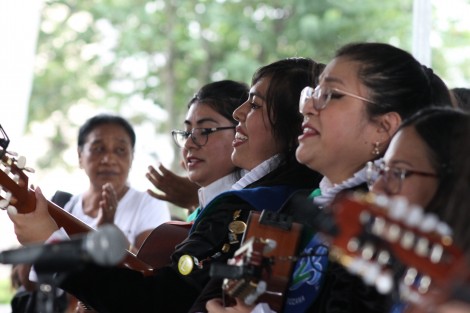 Para difundir el 10° Festival de Tunas Femeniles -La Fiesta-, la Tuna de la Universidad Veracruzana se presentó dentro del programa Domingos Familiares que la Dirección de Cultura organiza domingo a domingo en el parque Juárez, de esta capital.