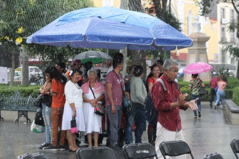 La lluvia sorprendió a paseantes este domingo, quienes buscaron un refugió mientras volvió a salir el sol.  