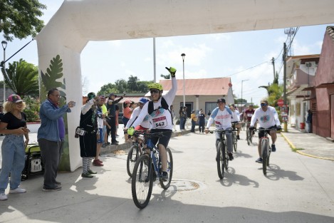 Desde la Cuenca, donde también rifó 13 bicicletas, el Gobernador anunció la rehabilitación de la carretera de Carlos A. Carrillo a Cosamaloapan. De esta manera estaríamos cubriendo una ruta alterna de Cosamaloapan a Tuxtepec, expresó.