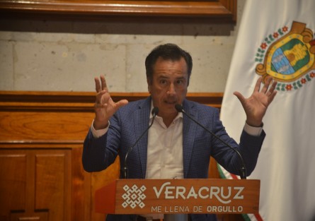  El gobernador Cuitláhuac García, expuso que Xóchitl Gálvez está en su derecho de denunciarlo si así lo considera, por el solo hecho de exhibir información que es pública, pero hasta el momento el INE no ha realizado ninguna notificación. 