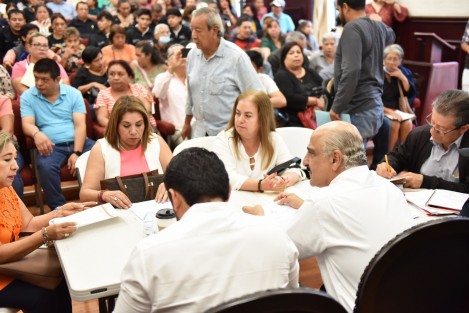 Acompañado por las regidoras Helen Sarmiento Jaén y Martha Valentina Domínguez Vázquez, el regidor Daniel Fernández Carrión y funcionariado municipal, el alcalde de Xalapa recibió y atendió distintas solicitudes de obra pública, mismas que serán analizadas e incorporadas a la base de proyectos con las que se conforma el Programa General de Inversión (PGI) actual y de los años próximos.