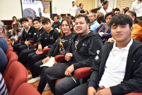 En jornada de audiencias ciudadanas, el presidente municipal Ricardo Ahued Bardahuil recibió a jóvenes integrantes del club de lucha olímpica Leones, quienes acudieron a compartir sus últimos resultados y solicitar equipamiento para sus instalaciones ubicadas en la ex fábrica de San Bruno.
