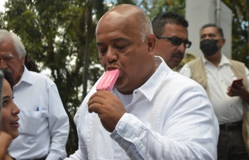 El Secretario  de Gobierno, Éric Cisneros, pide a sus lectores secretos que retiren los espectaculares en los que se promociona su libro La Negritud en Veracruz, para que se deje de especular sobre sus aspiraciones políticas y ya no lo acusen con el presidente.

