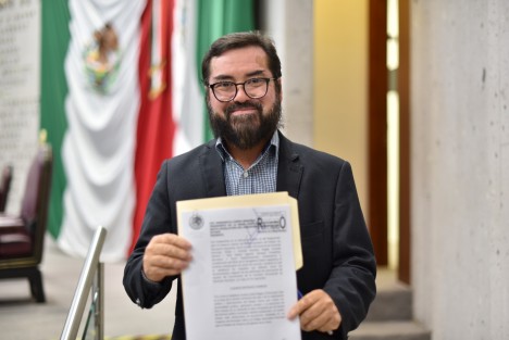 El legislador Sergio Lenin Guzmán Ricardez presentó un Anteproyecto con Punto de Acuerdo que propone el Manual de requisitos que deben cumplirse ante solicitudes municipales


 