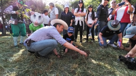 El gobernador Cuitláhuac García Jiménez encabezó la Jornada de compensación ambiental en el Parque Natura, donde plantaron alrededor de  800 arbolitos. Asistieron el alcalde Ricardo Ahued, así como los titulares de SEGOB, SEDEMA, SEDESOL, SEFIPLAN, STPSP y trabajadores de gobierno.
