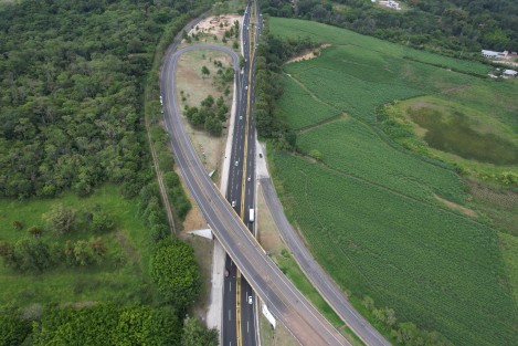 El proyecto contempla 3.5 kilómetros de pavimento asfáltico, drenaje, cuatro puentes con sus accesos y dos entronques; reduciendo la congestión del tráfico en el centro de Coatepec, especialmente de carga pesada, la disminución de tiempos de traslado y el consumo de combustible.