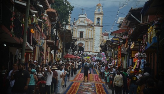 Xiqueños replicaron la tradición de las alfombras de aserrín, desde la entrada del Pueblo Mágico hasta la proximidad del templo de Santa María Magdalena.  Uno de los atractivos que captan más visitantes durante estas fiestas patronales.