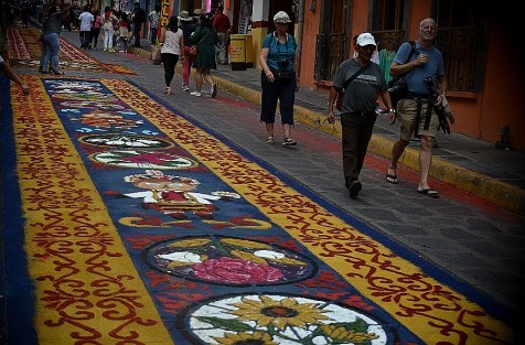 Xiqueños replicaron la tradición de las alfombras de aserrín, desde la entrada del Pueblo Mágico hasta la proximidad del templo de Santa María Magdalena.  Uno de los atractivos que captan más visitantes durante estas fiestas patronales.