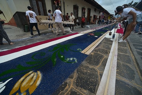 Xiqueños replicaron la tradición de las alfombras de aserrín, desde la entrada del Pueblo Mágico hasta la proximidad del templo de Santa María Magdalena.  Uno de los atractivos que captan más visitantes durante estas fiestas patronales.