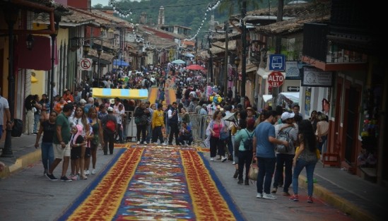 Xiqueños replicaron la tradición de las alfombras de aserrín, desde la entrada del Pueblo Mágico hasta la proximidad del templo de Santa María Magdalena.  Uno de los atractivos que captan más visitantes durante estas fiestas patronales.
