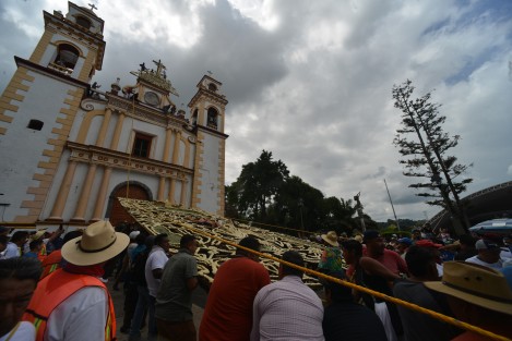 Unas 10 mil personas habrían participado en la tradicional colocación del arco en la fachada de la parroquia de Santa María Magdalena, como parte de las fiestas patronales del Pueblo Mágico de Xico que se desarrollan durante todo el mes, teniendo como día cumbre el 22 de julio. 