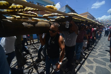 Unas 10 mil personas habrían participado en la tradicional colocación del arco en la fachada de la parroquia de Santa María Magdalena, como parte de las fiestas patronales del Pueblo Mágico de Xico que se desarrollan durante todo el mes, teniendo como día cumbre el 22 de julio. 