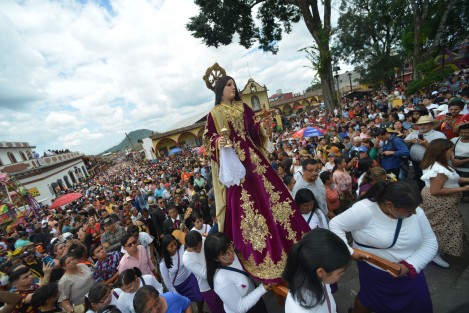 Unas 10 mil personas habrían participado en la tradicional colocación del arco en la fachada de la parroquia de Santa María Magdalena, como parte de las fiestas patronales del Pueblo Mágico de Xico que se desarrollan durante todo el mes, teniendo como día cumbre el 22 de julio. 