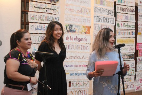La tarde de este jueves,  en la Galería de Arte Contemporáneo de Xalapa se inauguró  la exposición En todos los puntos del bordado, versos del poema Errata de la autora veracruzana Nicté Toxqui, en 123 piezas textiles bordadas e intervenidas con diversas técnica; creadas por 127 personas de 11 municipios veracruzanos.