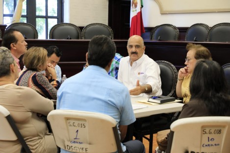 Este viernes, el presidente municipal Ricardo Ahued Bardahuil recibió a vecinas y vecinos representantes de distintas colonias, quienes acudieron a solicitar una audiencia y presentaron la documentación necesaria para iniciar la gestión de obras y acciones en beneficio de su comunidad.