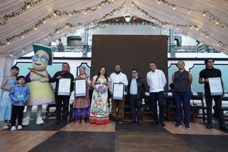 Durante la ceremonia de inauguración celebramos la trayectoria del escritor, poeta y gestor cultural nahua hablante Mardonio Carballo; aplaudimos el espléndido trabajo del ilustrador Cuauhtémoc Wetzka y nombramos necesariamente a Antonia Vera Baltazar, Doña Toñita, quien con amor ha cultivado la tradición de la música huasteca entre infancias y juventudes, así como distinguimos la huella significativa que legó la promotora Judit Vergara Monrreal a la labor de mediación lectora en el estado.

