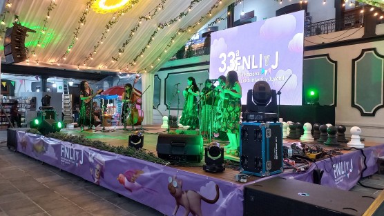 Son jarocho en la Feria Nacional del Libro Infantil y Juvenil, con Son Ellas, parte del programa artístico presentado en este primer día de la Fiesta de los Libros en Xalapa.