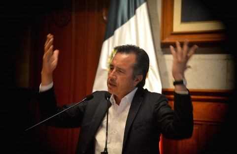 El gobernador Cuitláhuac García reprochó que por culpa de 24 personas —quienes promovieron  amparos— se está parando el interés público mayor de mejorar el tráfico en la ciudad, esto luego de que dos jueces ordenaran frenar los trabajos y el derribo de árboles en la avenida Lázaro Cárdenas frente a la Corona.
