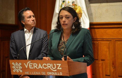 El gobernador Cuitláhuac García Jiménez y la titular de PC, Guadalupe Osorno Maldonado presentaron la plataforma que permitirá que los municipios elaboren y actualicen sus atlas, al contar con datos organizados en un sistema amigable de Código Abierto MXSIG del Instituto Nacional de Estadística y Geografía, en el marco del Comité Estatal de Información Estadística y Geográfica.