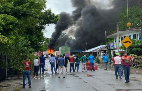 Vehículos de Coca-Cola, del INE, Correos de México y de tiendas locales fueron incendiados por pobladores del estado de Hidalgo, la mañana de este martes a consecuencia de un homicidio ocurrido en la zona.