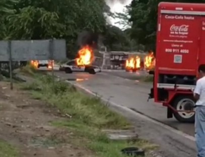 Vehículos de Coca-Cola, del INE, Correos de México y de tiendas locales fueron incendiados por pobladores del estado de Hidalgo, la mañana de este martes a consecuencia de un homicidio ocurrido en la zona.