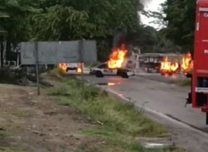 Vehículos de Coca-Cola, del INE, Correos de México y de tiendas locales fueron incendiados por pobladores del estado de Hidalgo, la mañana de este martes a consecuencia de un homicidio ocurrido en la zona.
