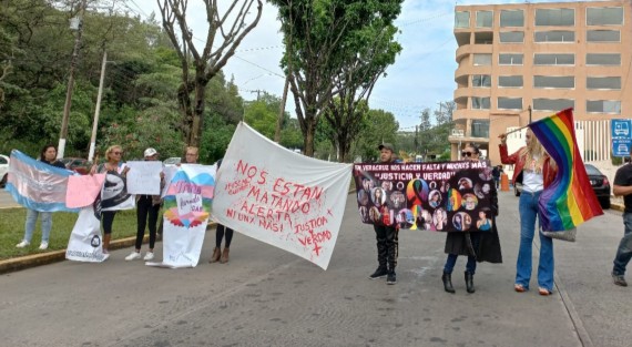 Activistas LGBTTI+  se manifestaron  frente a instalaciones de la Fiscalía General del Estado de Veracruz; y por algunos momentos sobre la avenida. Señalaron la falta de resultados y compromisos para resolver crímenes de odio.