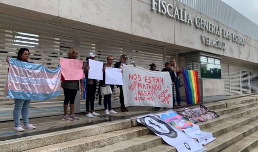 Activistas LGBTTI+  se manifestaron  frente a instalaciones de la Fiscalía General del Estado de Veracruz; y por algunos momentos sobre la avenida. Señalaron la falta de resultados y compromisos para resolver crímenes de odio.
