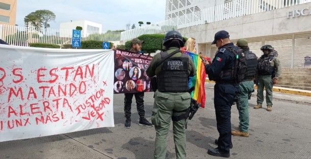 Activistas LGBTTI+  se manifestaron  frente a instalaciones de la Fiscalía General del Estado de Veracruz; y por algunos momentos sobre la avenida. Señalaron la falta de resultados y compromisos para resolver crímenes de odio.