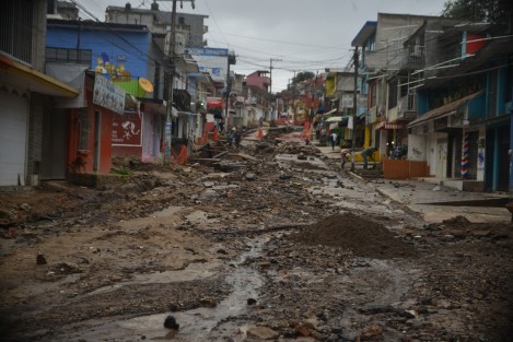 Las fuertes lluvias de esta madrugada en la ciudad de Xalapa acabaron con lo pocos avances de la obra de introducción de drenaje y repavimentado que se realiza sobre la avenida Ebano de la colonia Veracruz.
