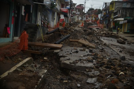 Las fuertes lluvias de esta madrugada en la ciudad de Xalapa acabaron con lo pocos avances de la obra de introducción de drenaje y repavimentado que se realiza sobre la avenida Ebano de la colonia Veracruz.
