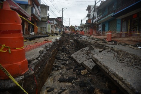 Las fuertes lluvias de esta madrugada en la ciudad de Xalapa acabaron con lo pocos avances de la obra de introducción de drenaje y repavimentado que se realiza sobre la avenida Ebano de la colonia Veracruz.
