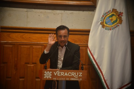 El mandatario estatal Cuitláhuac García Jiménez dijo que noticias falsas como el supuesto asalto masivo en las Cumbres de Maltrata podría ser parte de una campaña de los conservadores, contra él por haber denunciado la corrupción de jueces federales.
