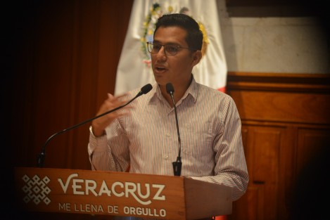 El director de Información Institucional del Gobierno del Estado, Luis Alberto Casas desmintió este lunes, en El Pinocho de la Semana, el presunto asalto masivo en la autopista Orizaba-Puebla, en la que Televisa aseguró que hombres armados detenían el tránsito causando temor entre los automovilistas.

