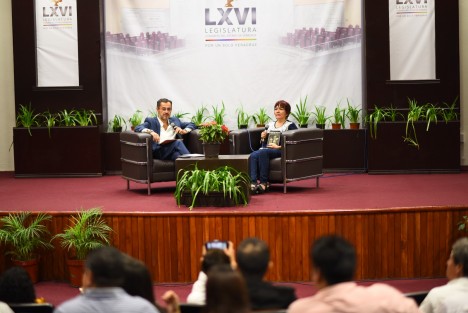 En el auditorio Sebastián Lerdo de Tejada del Palacio Legislativo se llevó a cabo la presentación del libro Voces del pasado, de la autoría de la profesora Minerva Flores Hernández, y que tuvo como invitado de honor al diputado Luis Antonio Luna Rosales, representante del distrito XIII de Emiliano Zapata.