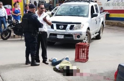 Una persona murió esta mañana al ser arrollado por una unidad del Servicio urbano de Xalapa, Ruta 2, en  la avenida Fernando Gutiérrez Barrios, colonia Guadalupe Victoria, cuando el ahora occiso pretendía cruzar la avenida y resbaló mientras el autobús pasaba, sin lograr detenerse y arrollarlo.