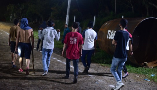 Habitantes de la colonia Rafael Lucio de la ciudad de Xalapa, hacen rondines por la noche, debido al hartazgo por la creciente inseguridad que ha provocado la construcción del colector pluvial la cual lleva casi un año en proceso. 