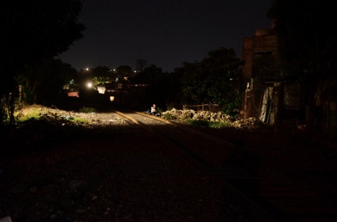 Habitantes de la colonia Rafael Lucio de la ciudad de Xalapa, hacen rondines por la noche, debido al hartazgo por la creciente inseguridad que ha provocado la construcción del colector pluvial la cual lleva casi un año en proceso. 
