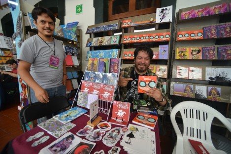 Personajes de la Feria del Libro en el Colegio Preparatorio de Xalapa. Las obras del novelista gráfico Pavel Ortega ocupan uno de los stands en los pasillos, con suerte los lectores, se llevan su libro con dedicatoria del autor. 