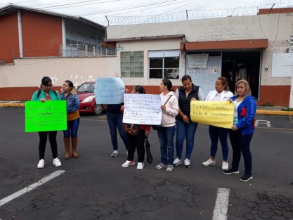 En la escuela primaria Úrsulo Galván, se manifestaron para exigir cuentas a la presidenta y tesorera de la Asociación de Padres de Familia, por las malas condiciones en que se encuentra el plantel. A decir de los quejosos, dichas personas se llevaron alrededor de 150 mil pesos.