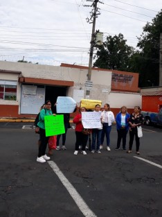 En la escuela primaria Úrsulo Galván, se manifestaron para exigir cuentas a la presidenta y tesorera de la Asociación de Padres de Familia, por las malas condiciones en que se encuentra el plantel. A decir de los quejosos, dichas personas se llevaron alrededor de 150 mil pesos.