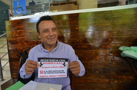 El secretario general de la Asociación Civil La Leyenda de Chucho El Roto, Jorge Morales Barradas comentó que continúan los cobros excesivos por parte de la Comisión Federal de Electricidad en varios municipios del estado. Han llegado recibos de 312 mil hasta 900 mil pesos que son imposibles de pagar para las familias.